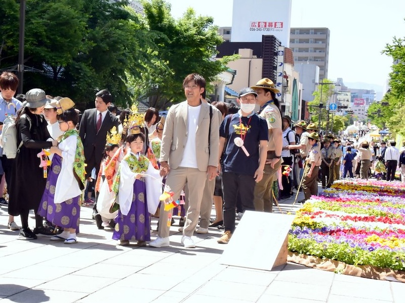 長野市の中央通りを歩く稚児行列