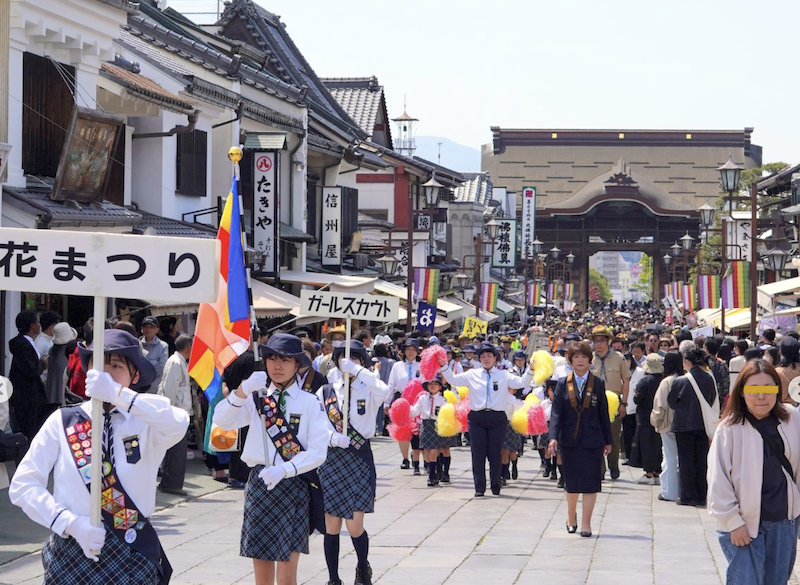 長野市の中央通りを歩く稚児行列