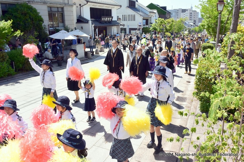 信州への観光もかねて稚児行列へ