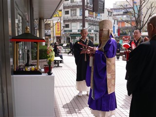 長野市仏教会ながの東急前花祭り遷座式甘茶かけ写真